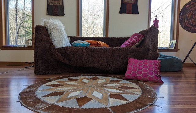Spacious & Gracious 4Br Log Chalet with Sauna, Pool and Grand Entertaining Space in East Chatham