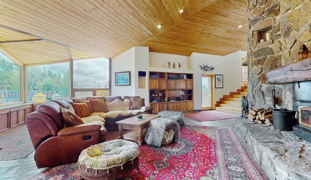 Spacious Home w/Pool & Hot Tub in Arroyo Seco!