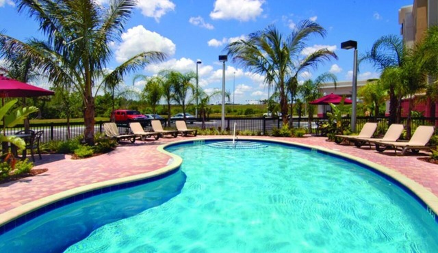 Spacious King Studio Suite w/Whirlpool, Sofa Bed & Breakfast Included!