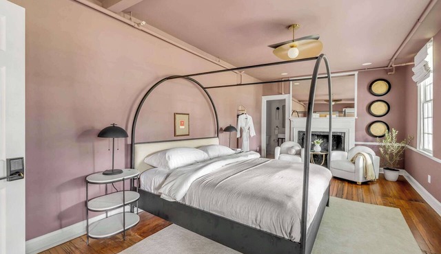 Spacious King Suite, Large Porches, Near Downtown!