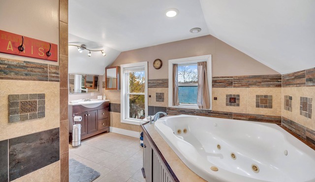 Spacious Luxe 4Br,2ba Retreat w/Jacuzzi Tub ,Free Parking &9min Walk to Downtown