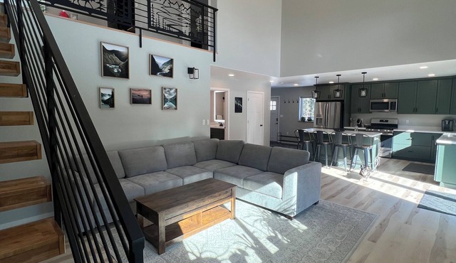 Spacious Luxury Home with Hot Tub and Aurora Views