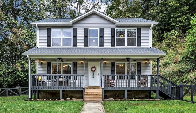 Spacious Mountain Retreat with Bonus Game Room Near Asheville, Barnardsville, NC