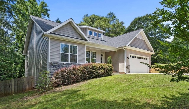 Spacious Pet Friendly Home GVL, Fenced Yard