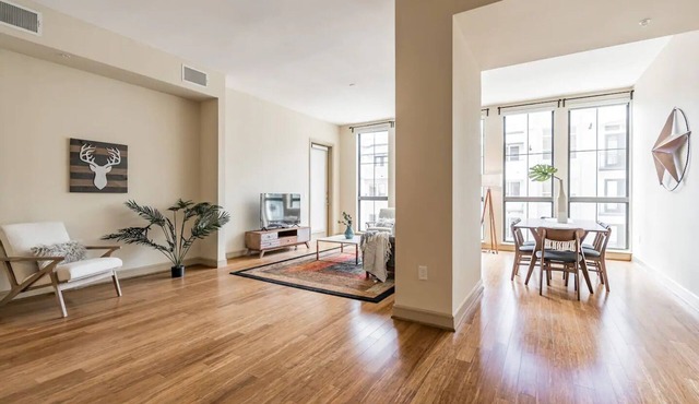 Spacious Suite + Pool + Gym