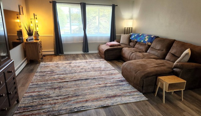 spacious updated 2 BR apartment, minutes from the airport