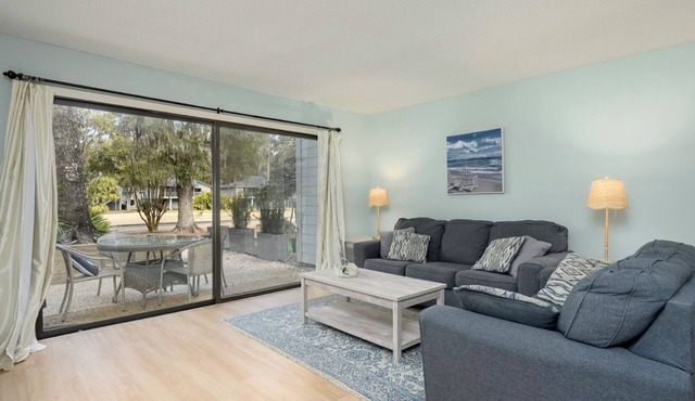 Spacious villa. Walk to beach! Desk w/monitor for remote work. Golf course view.