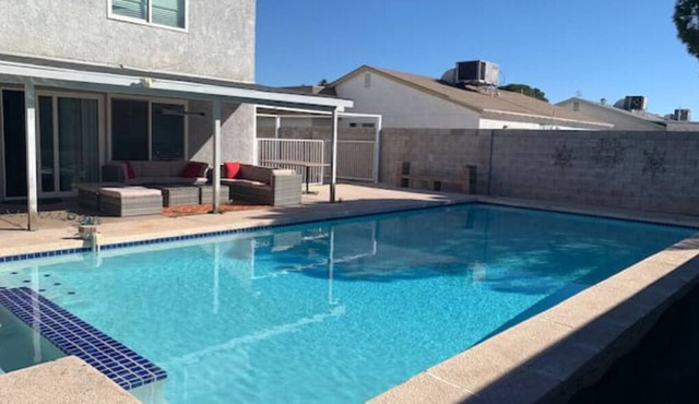 Spacious Villa with Private Pool close to Strip