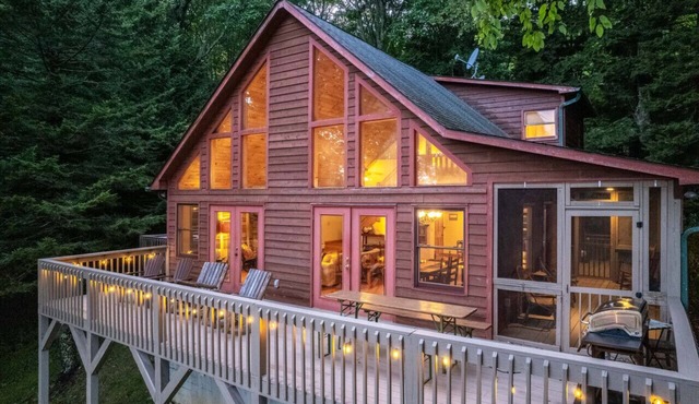 Spruce Patch - Mountain Cabin with Stunning Views and a Hot Tub!