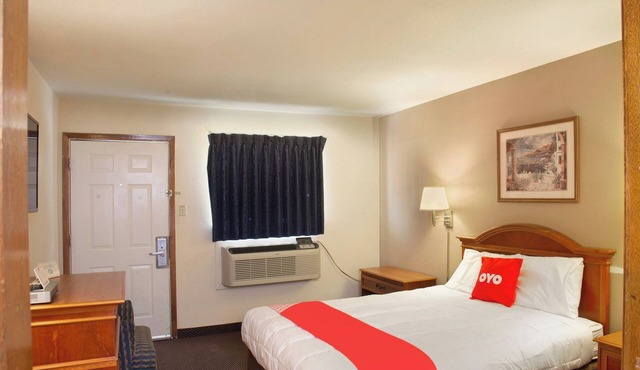 Stay in 2 Comfortable Rooms – Perfect for Couples & Sightseeing!