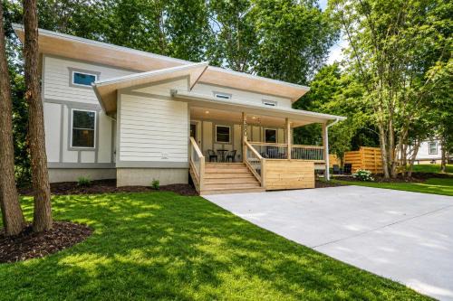 Steps Away Cottage - Hot Tub Fire Pit Downtown Family Friendly