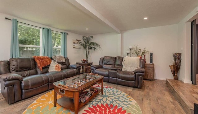 Stylish Modern Home: Entertaining Den & Prime Location! in Springfield