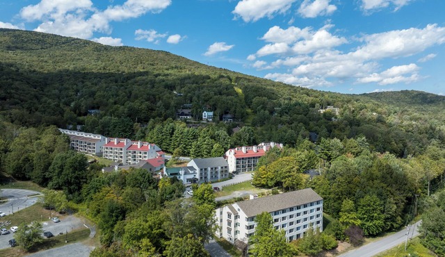 Sugarbush Getaway – Comfortable Studio with Balcony & Value