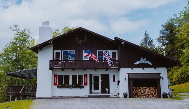 Summer Escape Iconic Hilltop Chalet- Magic Mountain- Mountain Views