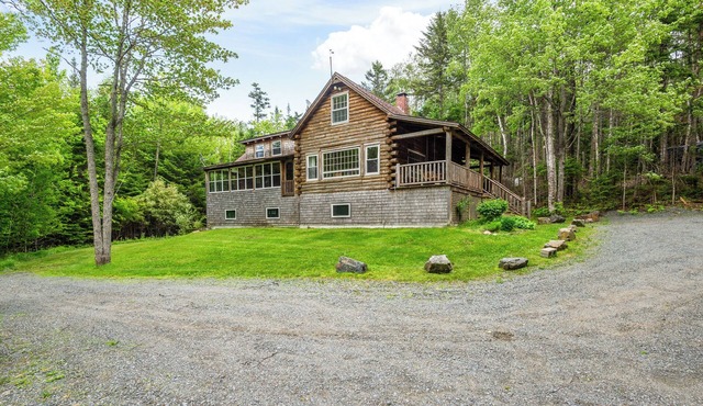 Summers - Large classic cottage with sandy beach on Mooselookmeguntic Lake