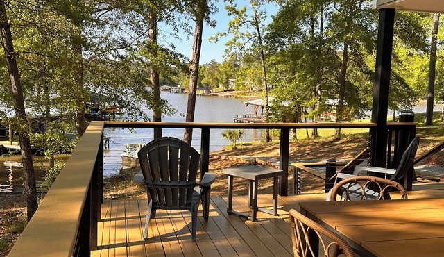 Summertime is calling Lake Sinclair rental with dock and Kayaks sleeps 6-7!