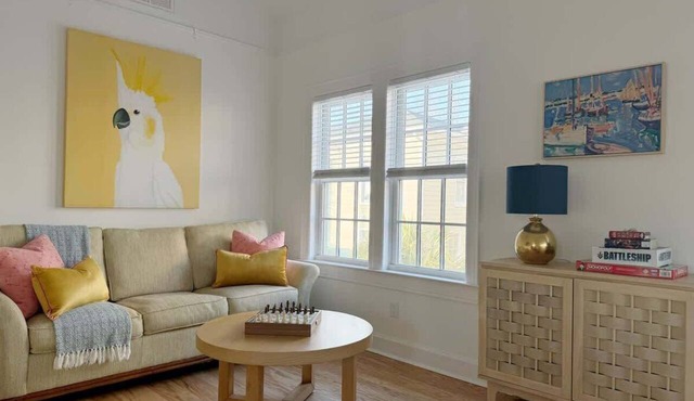 Sunny Downtown Savannah Carriage House