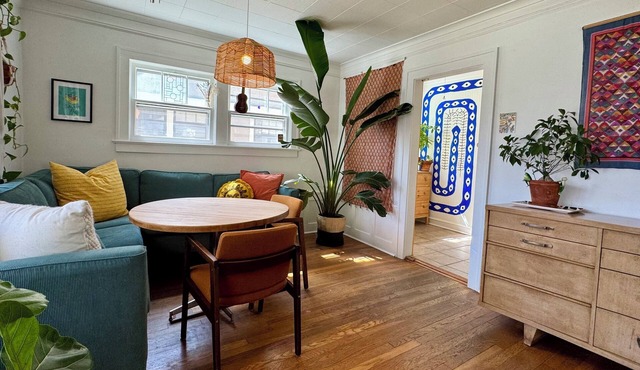 Sunny, safe, walkable house with King bed and AC