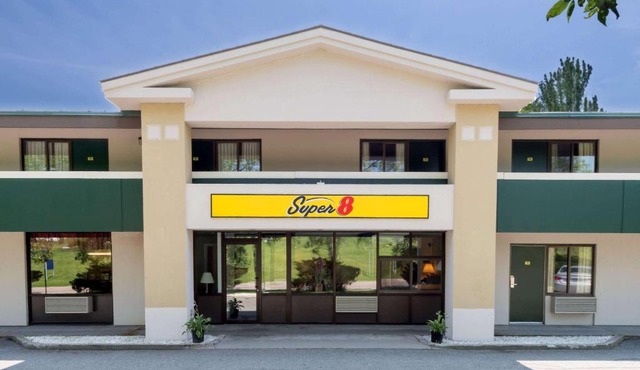 Super 8 by Wyndham White River Junction