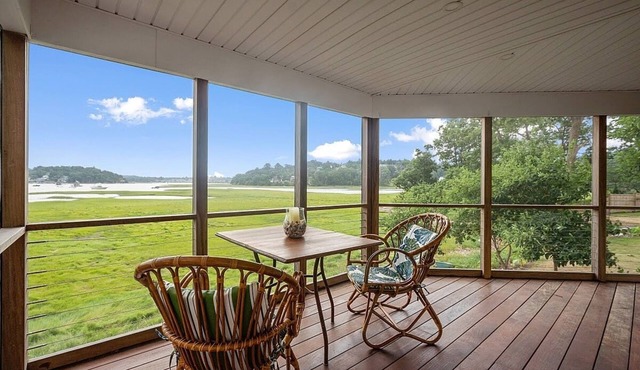 Sweeping saltmarsh & river views, birdwatching, great restaurants, cozy peace.
