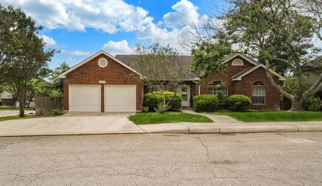 TCH - Spacious 3bed/2 bath in San Antonio w/Pool