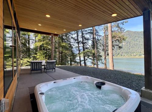 The Alpenglow Waterfront Escape Private Hot Tub