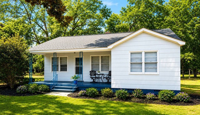 The Blueberry - 2 Bed/1 Bath/3 Acre House - 2 mins from I-26/I-85 - Pet Friendly