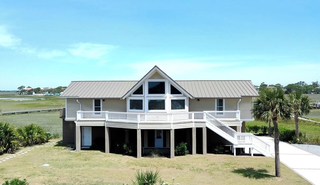 The Dockside Oasis: Newly Renovated 5 Bedroom Home, Scenic Marsh Views Sleeps 15