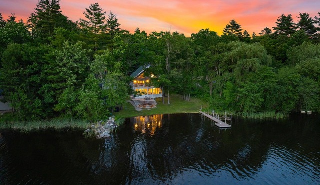 The Largest Waterfront property on Pawtuckaway Lake for family memories!