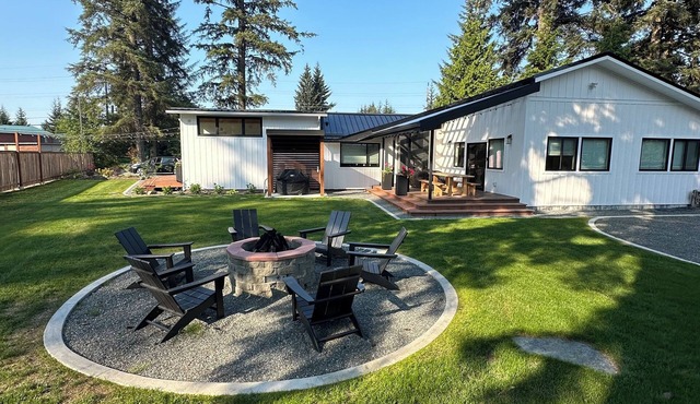 The Spruce House - hot tub, outdoor fireplace, fire pit near airport, shopping