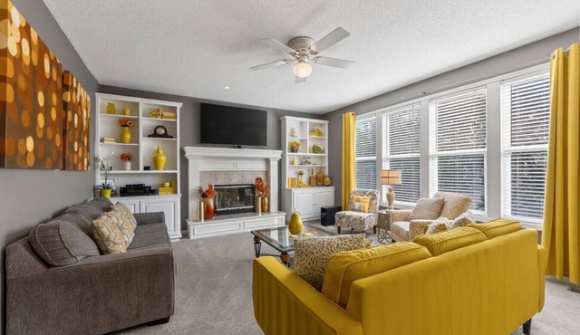 The Yellow House - hot tub, pool table, fire pit, 6 bedrooms