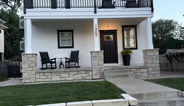 Thompson House #2-Overlooking City Park. Walk to Campus, Aggieville & Downtown
