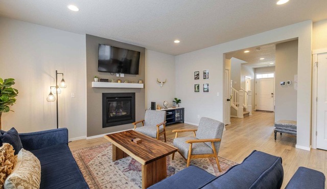 Tommy - Close to Fun! Fireplace, A/C, Fenced Yard