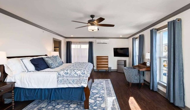 Town Charm 1BR KingBed Walkable+Shopping Parkville