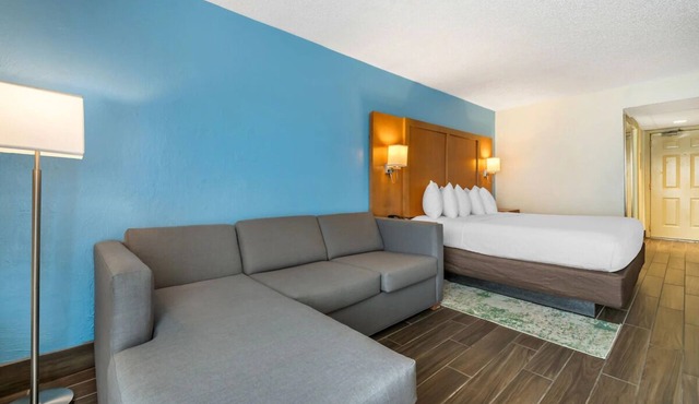 Tranquil Beachside Escape | Ideal for Unwinding & Exploring Nearby Attractions in Daytona Beach
