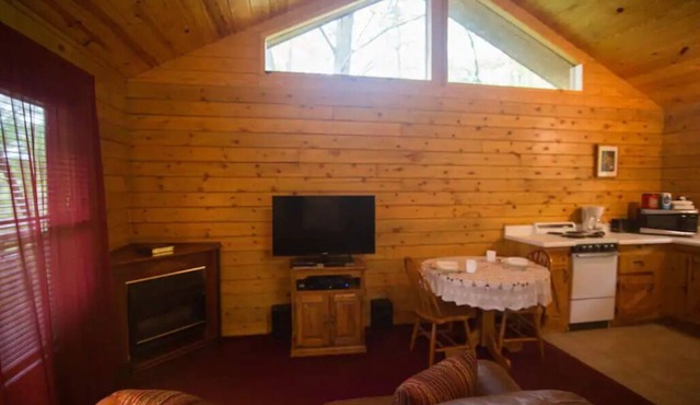 Tranquil Cabin- Perched on Mountain Top boasting jacuzzi for two and expansive deck with views! Trail & Cave on Property!