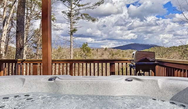 Tranquil cabin with mountain views, hot tub, game room, fire pit near wineries