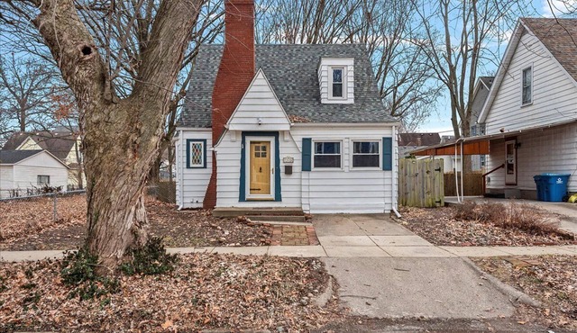 Tranquil cottage near hospitals with fenced backyard, fits 4 guests in Springfield