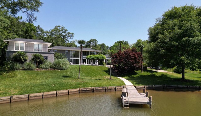 Tranquil Lakefront Retreat with Stunning Views