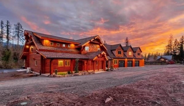 Tranquil River Front log cabin retreat in Gates