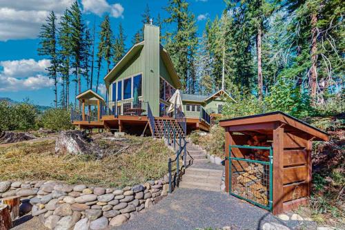 Unique riverfront home & cabin with amazing views deck & W&D - dog-friendly in Vida