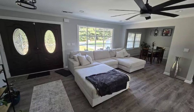 Upper level 3bdrm 2.5bthrm kitchen livingroom deck
