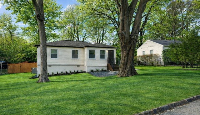 Upper Westside Retreat House 2 bedroom Backyard Covered Parking