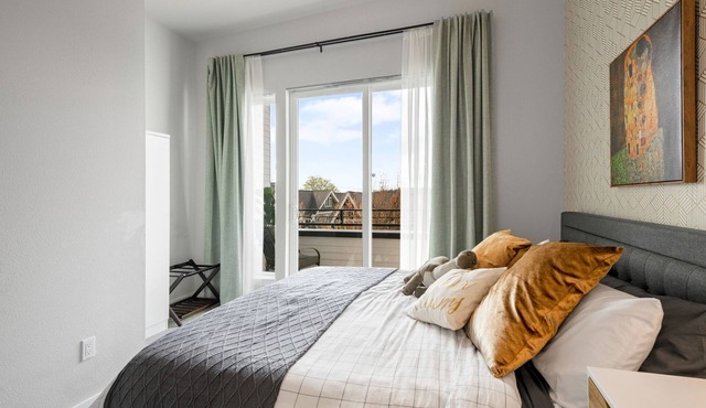 Upscale 2BR Mt. Rainier Rooftop Stadium Nearby in Seattle