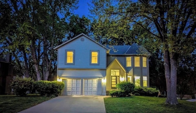 Upscale 5-bedroom with 9 beds & Game Room in Olathe