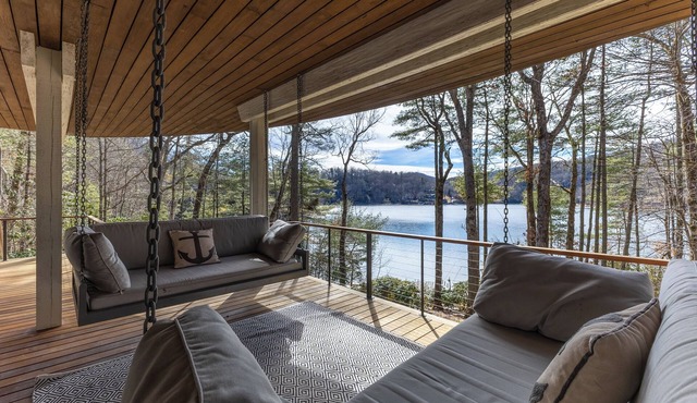 Upscale cozy retreat on Lake Glenville with private dock, kayaks, deck & fire pit. Sleeps 12.