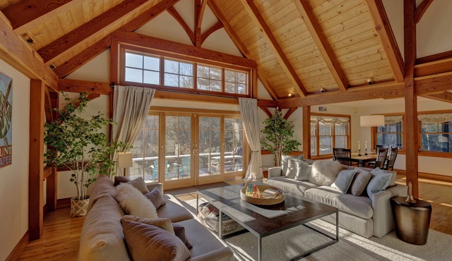 Upscale luxury 5 Bedroom Sunapee retreat 3 min from Lake and Mountain + Jacuzzi