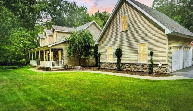 Vacation/Executive rental- Cozy 3-bedroom house in beautiful Mountain Top, PA