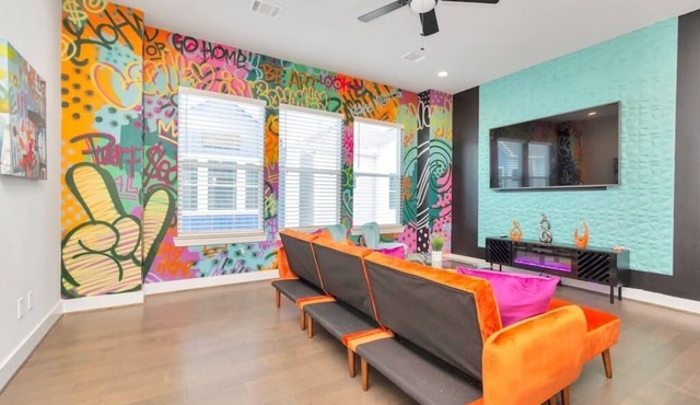 Vibrant Twnhome near Med. Ctr | Dwntwn w/Garage