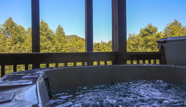 Views & Cool Mtn Breezes-4BR/4BA w/Hot Tub & Pool Table, Near West Jefferson